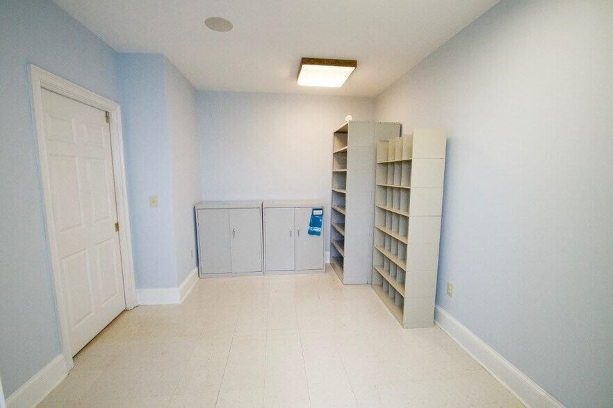 More Photos Of 385 Hawthorne Ln, Athens Medical For Lease
