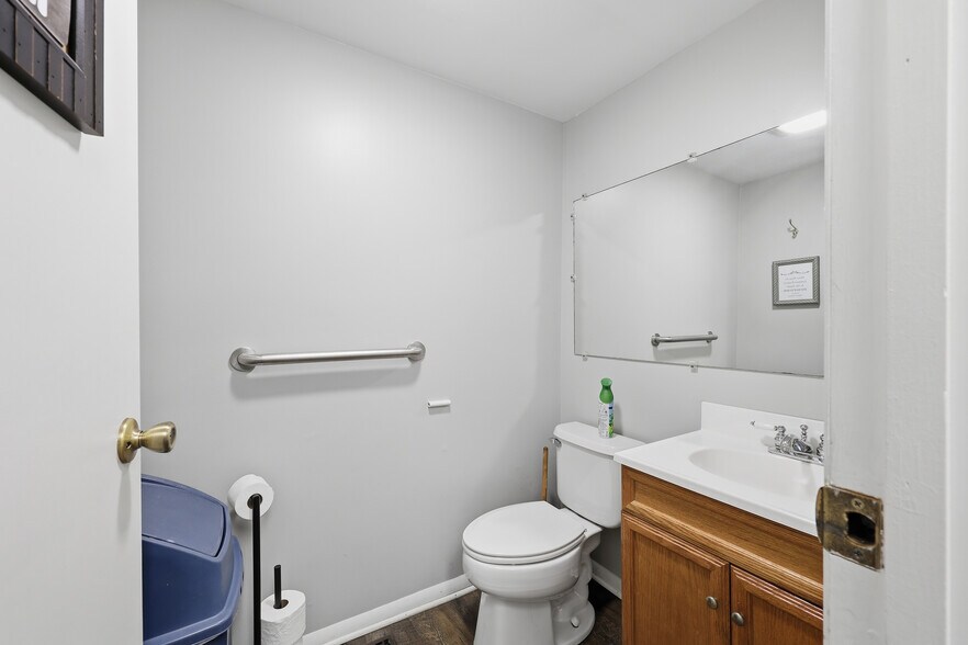 More Photos Of 104 W William St, Delaware Medical For Lease