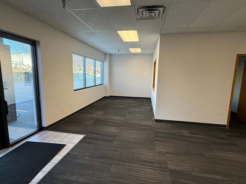 More Photos Of 2037 Grand Ave, West Des Moines Office For Lease