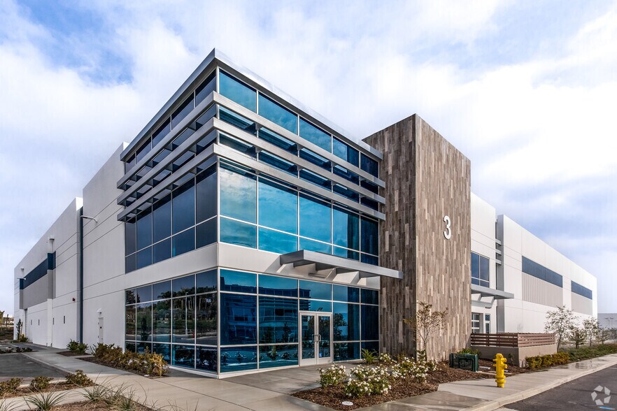 More Photos Of 17 Longitude Way, Corona Unknown For Lease