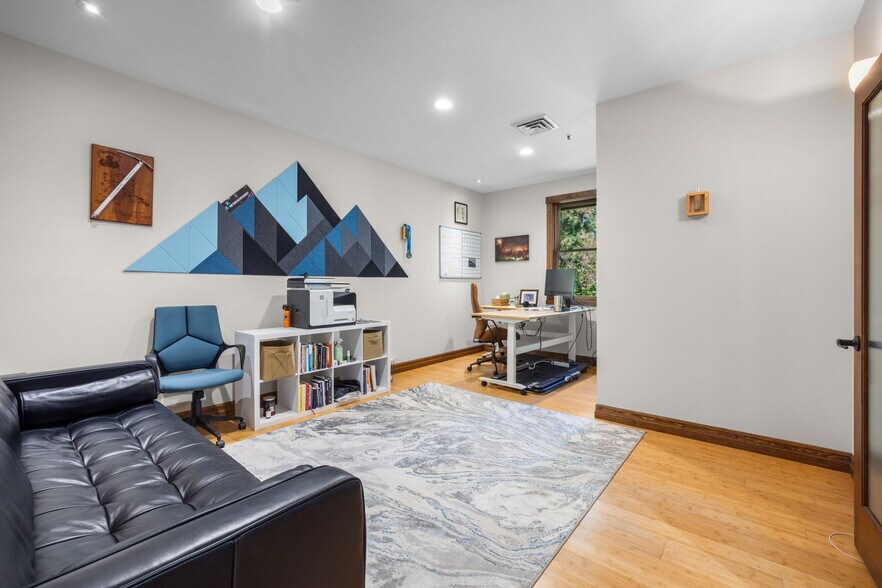 More Photos Of 750 Buckaroo Trl, Sisters Office For Sale