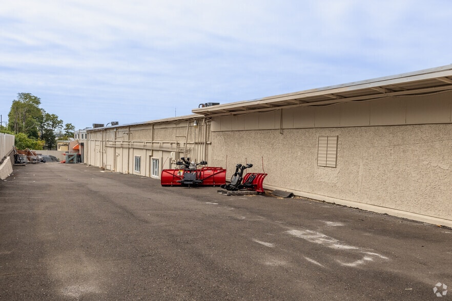More Photos Of 2840 Pine Rd, Huntingdon Valley Showroom For Lease