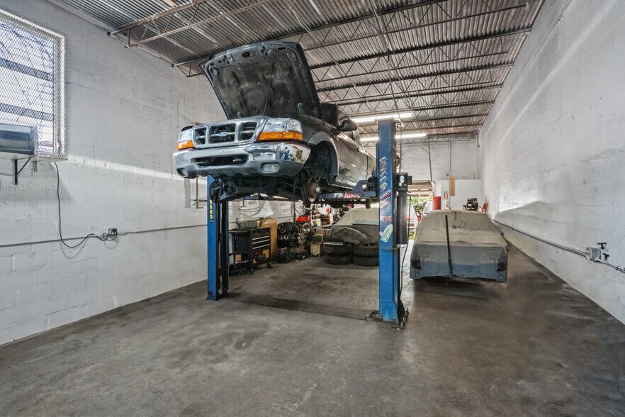 More Photos Of 530-536 NE 32nd St, Oakland Park Warehouse For Sale