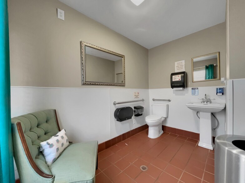 More Photos Of 9 Callaway Dr, Crawford Restaurant For Sale