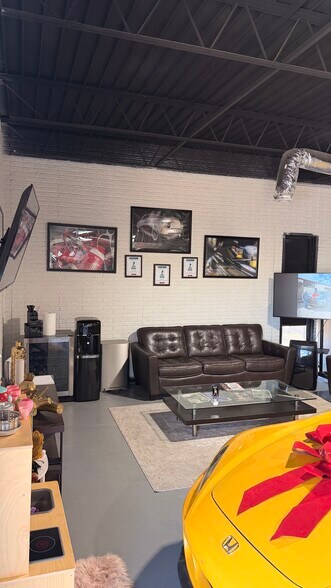 More Photos Of 11061 Shady Trl, Dallas Showroom For Lease