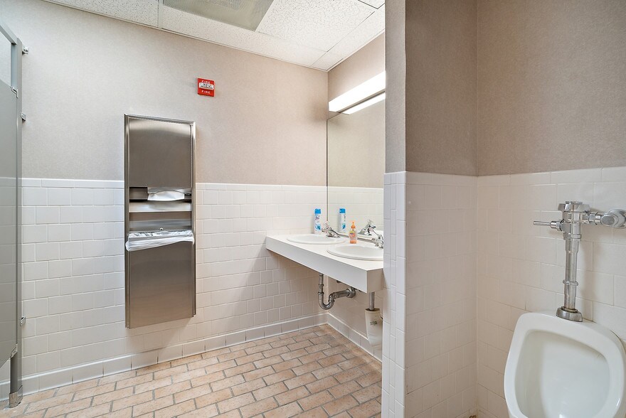 More Photos Of 4221 Walney Rd, Chantilly Office For Lease