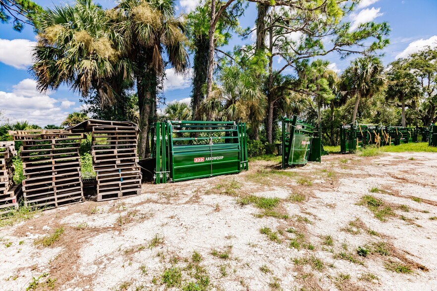 More Photos Of 19431 Palm Beach Blvd, Alva Flex For Lease