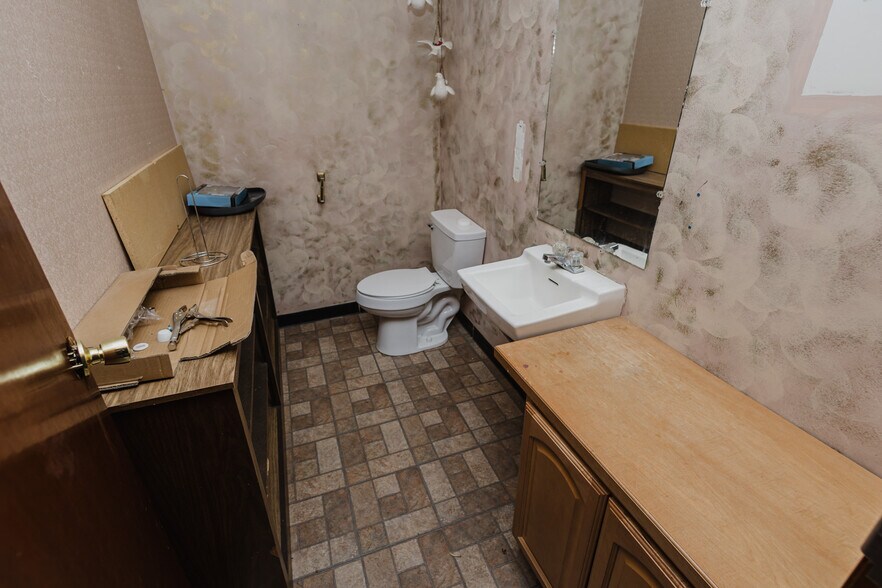More Photos Of 5110 S Hydraulic St, Wichita Freestanding For Sale