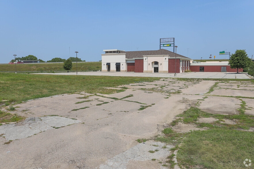 More Photos Of 2301 NW 12th St, Lincoln Showroom For Lease