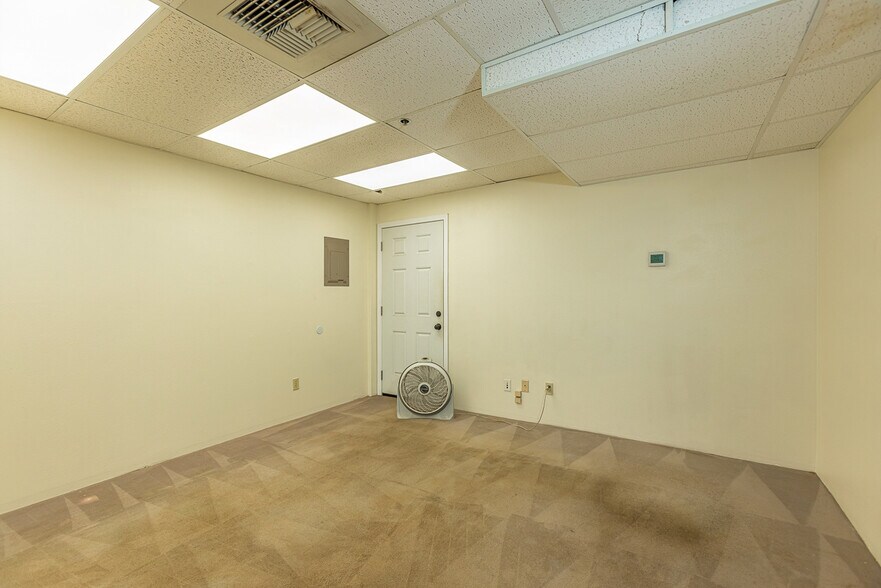 More Photos Of 300 Ohukai Rd, Kihei Showroom For Sale