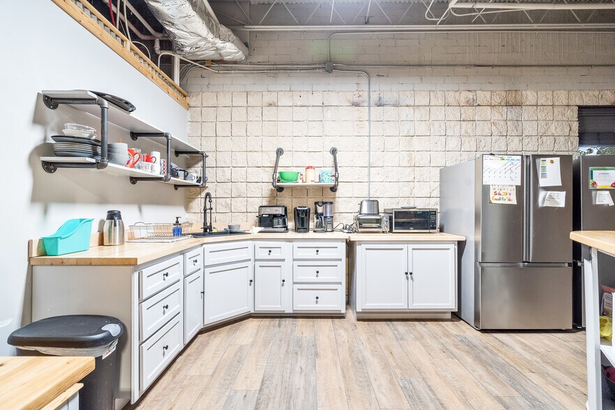More Photos Of 508 S Lexington Ave, Burlington Office For Sale