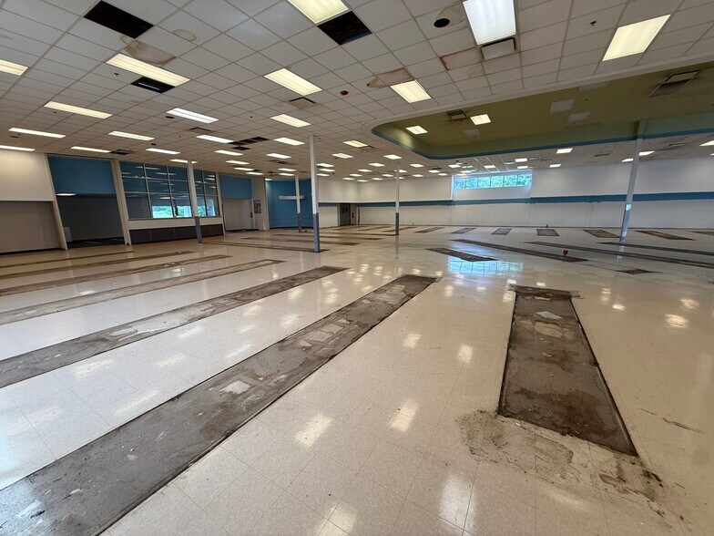 More Photos Of 1600 Main St, Follansbee Drugstore For Lease