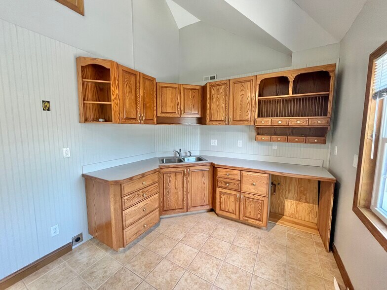 More Photos Of 1085 W Main St, Troy Medical For Sale