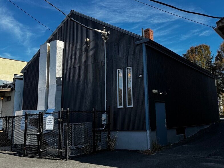 More Photos Of 1372 Main St, Palmer Freestanding For Lease