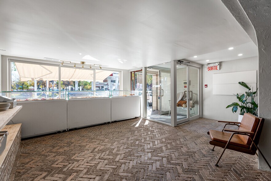 More Photos Of 3009 St Notre-Dame O, Montréal Restaurant For Sale