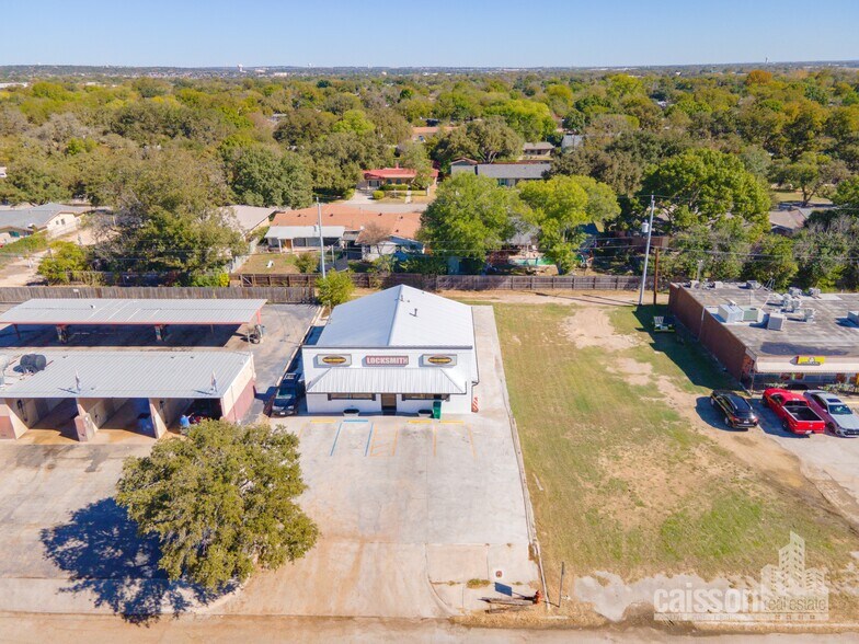 More Photos Of 210 Rosewood Dr, Universal City Freestanding For Sale