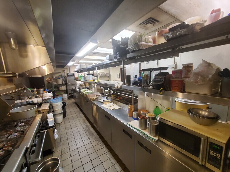 More Photos Of 401 Kamakee St, Honolulu Office For Lease