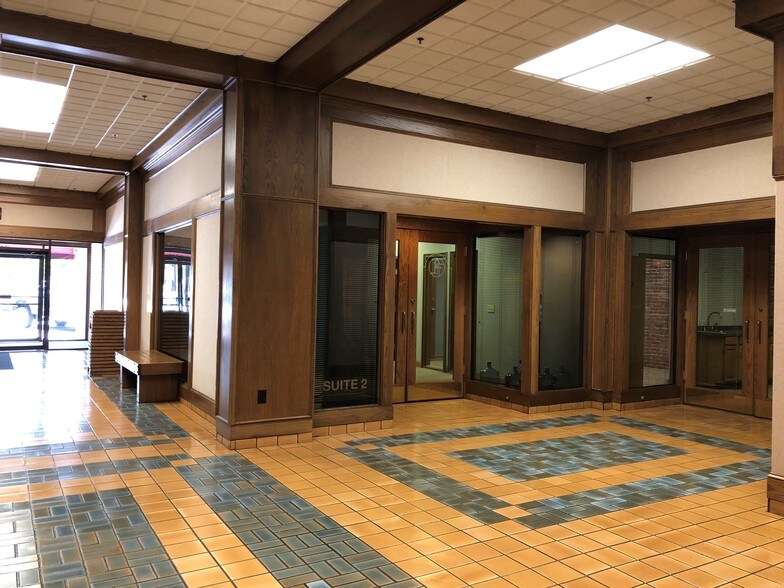 More Photos Of 100 E Park St, Olathe Office For Lease