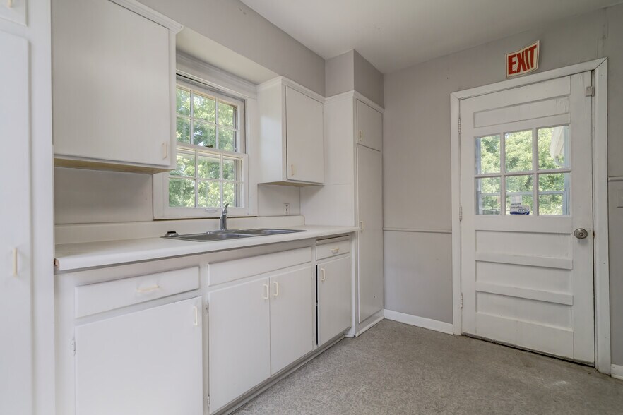 More Photos Of 2600 Arlington St, Ada Office Residential For Sale