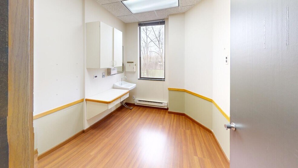 More Photos Of 1220 Meadow Rd, Northbrook Medical For Lease