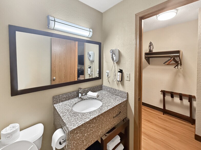 More Photos Of 5020 NE 14th St, Des Moines Hotel For Sale