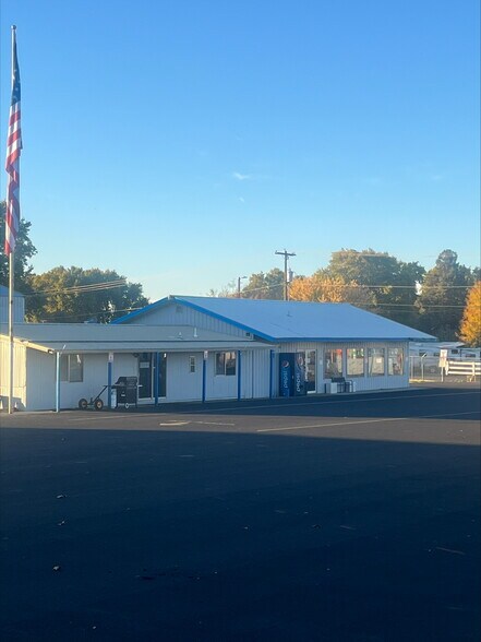 Primary Photo Of 84722 Highway 11, Milton-Freewater Flex For Sale