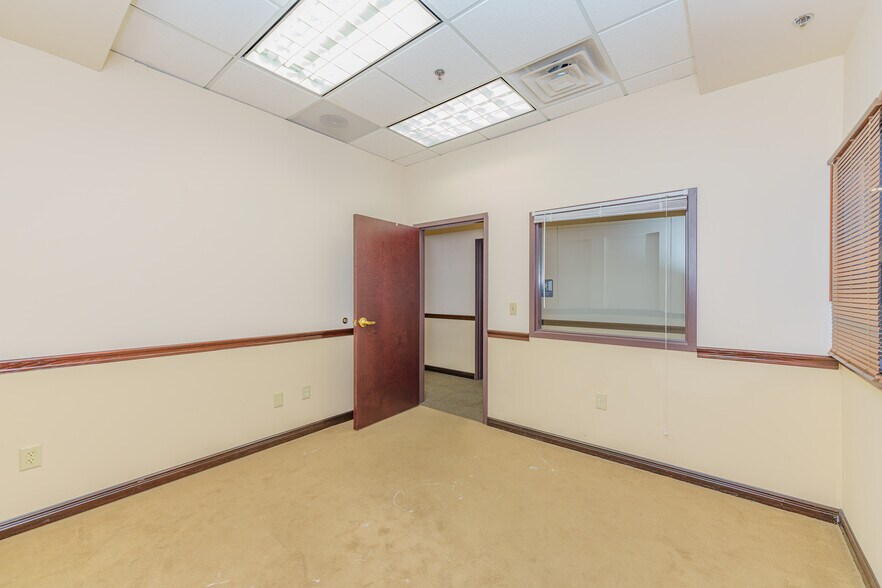 More Photos Of 10 Maxwell Dr, Clifton Park Medical For Lease