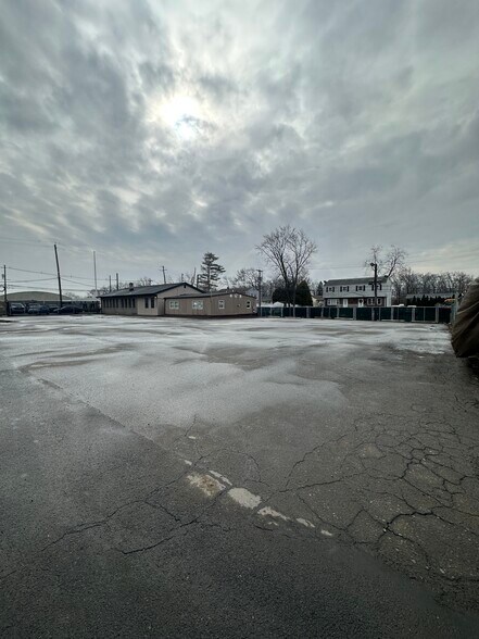 More Photos Of 10 Liberty St, Edison Warehouse For Lease