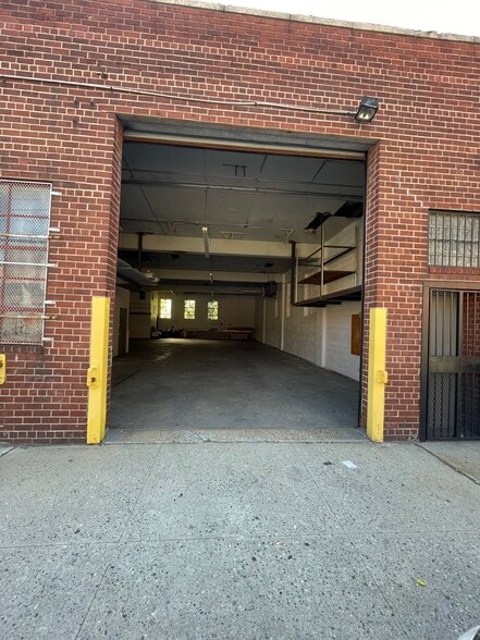 More Photos Of 3544 11th St, Astoria Warehouse For Lease