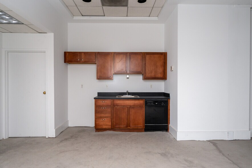 More Photos Of 2 N Charles St, Baltimore Hotel For Lease