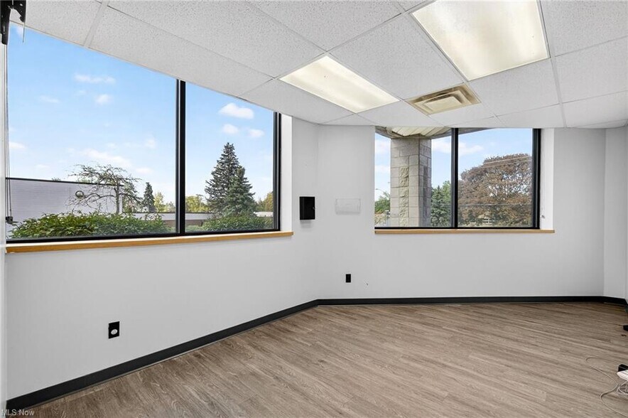 More Photos Of 852 E Highland Rd, Macedonia Flex For Lease