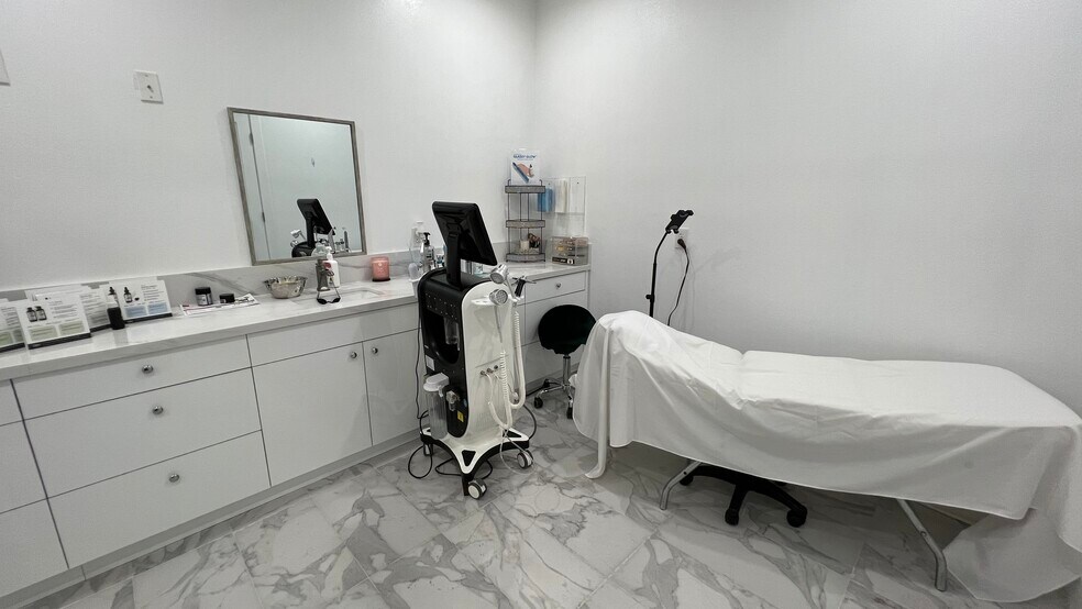 More Photos Of 12372 Garden Grove Blvd, Garden Grove Medical For Lease
