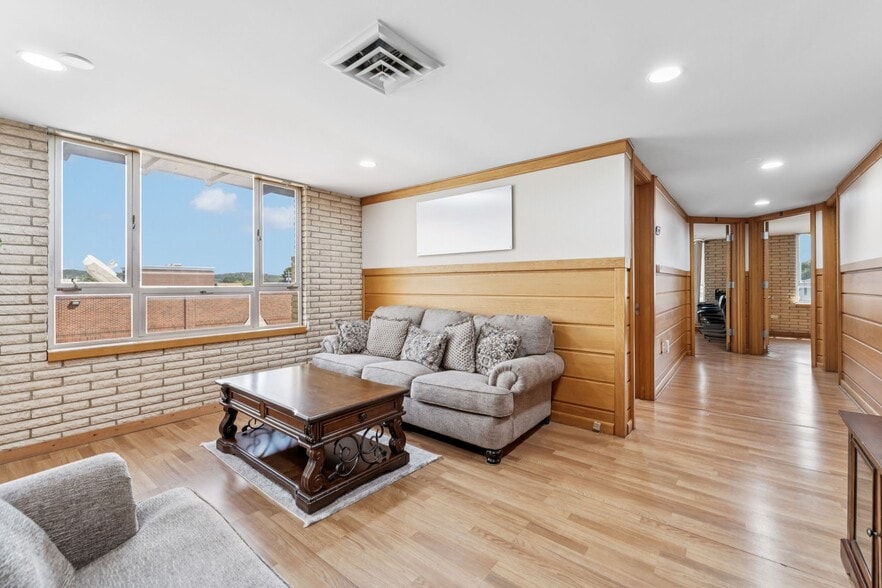 More Photos Of 506 College St W, Fayetteville Office Residential For Sale