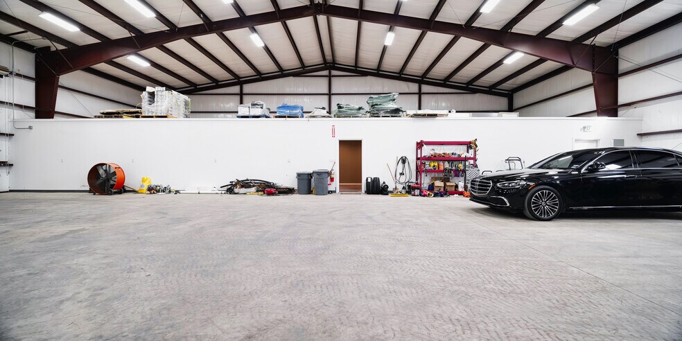 More Photos Of 109 Alamirah, Hutto Warehouse For Lease