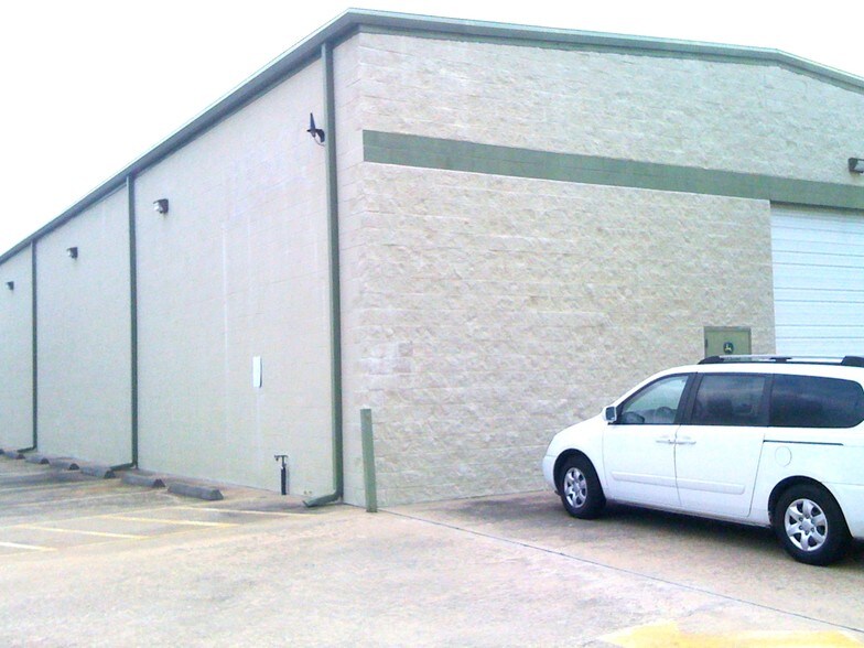 More Photos Of 1561 Live Oak St, Webster Warehouse For Lease