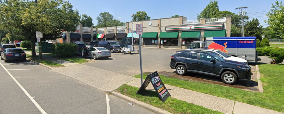 Primary Photo Of 317 Oak St, Uniondale General Retail For Lease