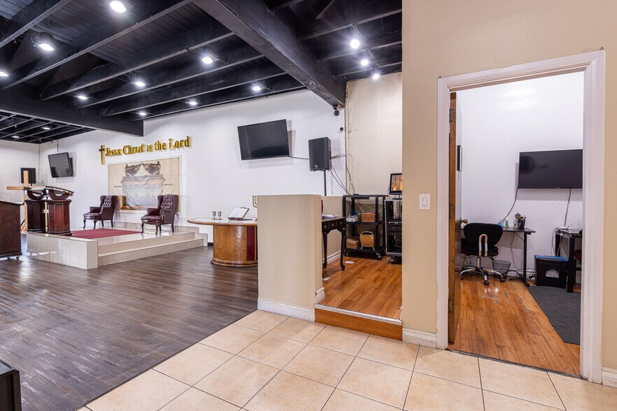 More Photos Of 3912 Eagle Rock Blvd, Los Angeles Office For Lease