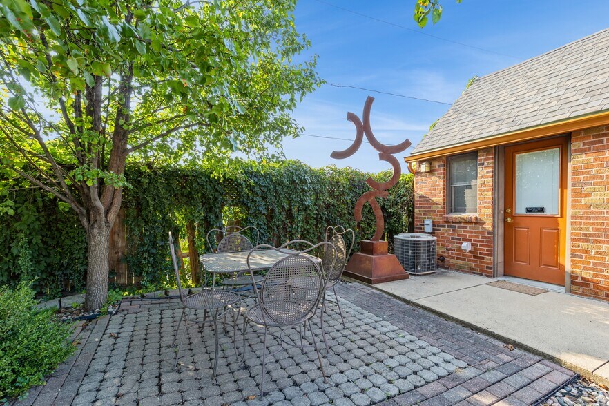 More Photos Of 324 1st St, Des Moines General Retail For Sale