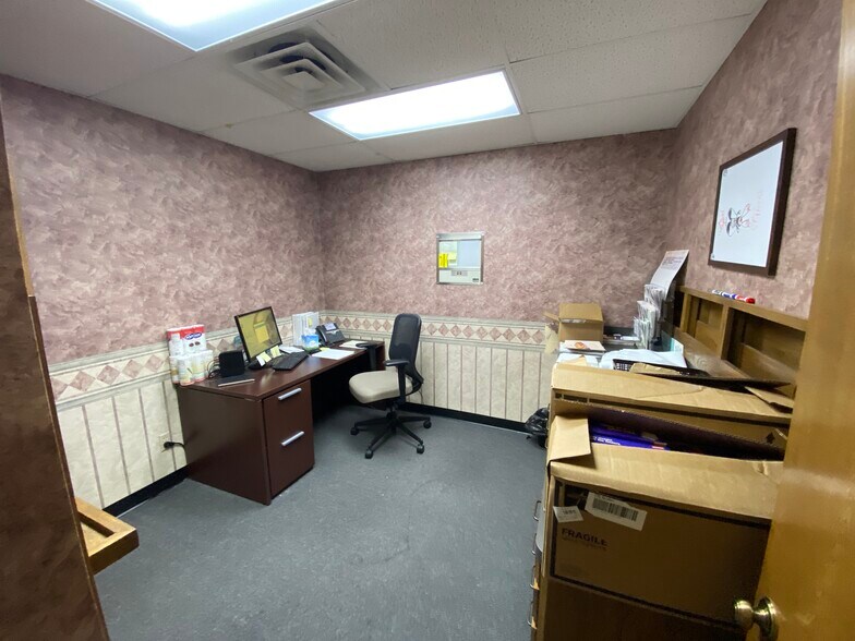 More Photos Of 321 E Spring St, Palestine Unknown For Lease