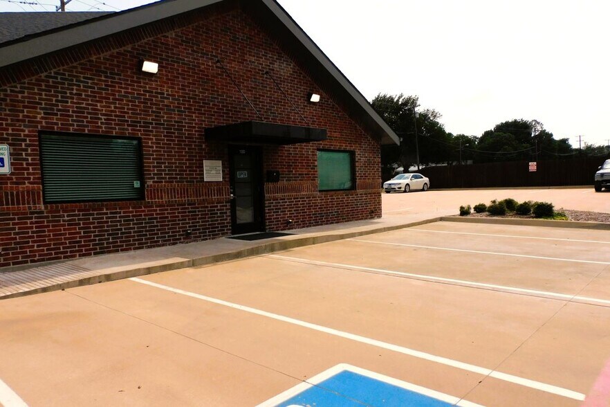 More Photos Of 2620 N Travis St, Sherman Medical For Lease