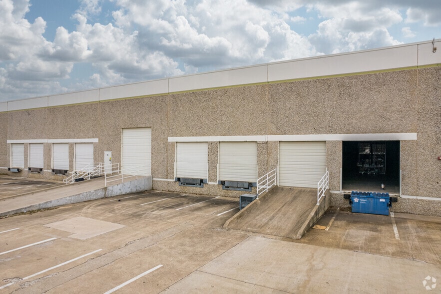 More Photos Of 2425 Camp Ave, Carrollton Distribution For Lease