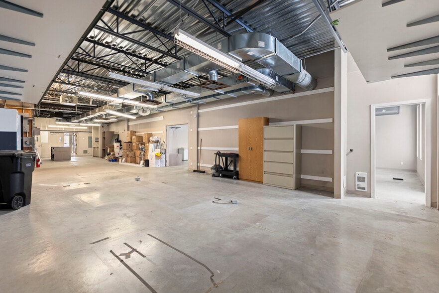 More Photos Of 100 Boul Ford, Châteauguay Freestanding For Sale