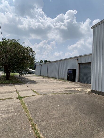 More Photos Of 107 E Austin St, Port Lavaca Distribution For Sale
