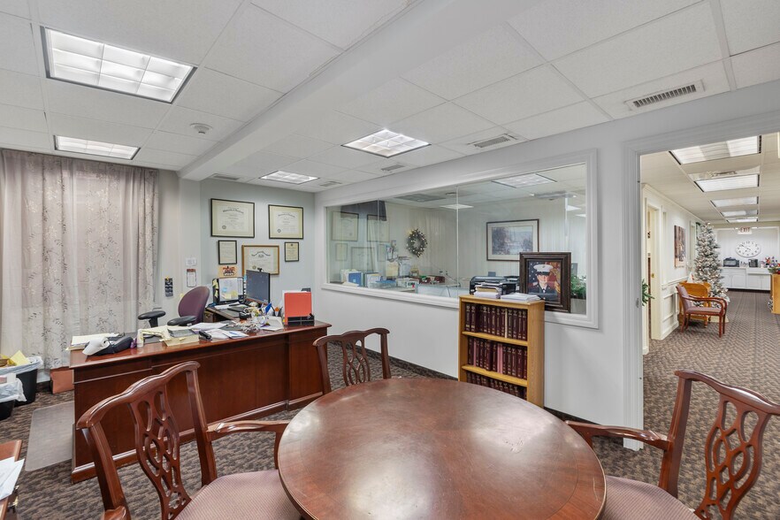 More Photos Of 37 W Middle St, Gettysburg Storefront Retail Residential For Lease