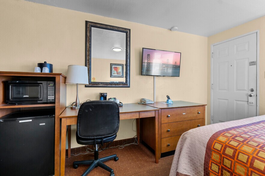 More Photos Of 1101 So White Sands Blvd, Alamogordo Hotel For Sale