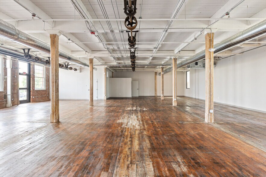 More Photos Of 205 Manufacturers Rd, Chattanooga General Retail For Lease