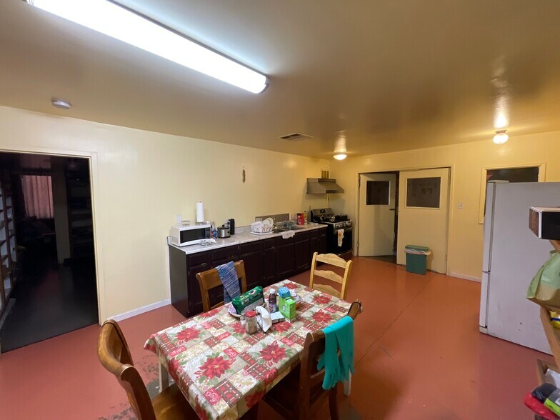 More Photos Of 1135 W Columbus St, Bakersfield Manufacturing For Sale