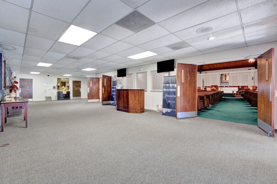 More Photos Of 3232 Covington Pike, Memphis Religious Facility For Sale