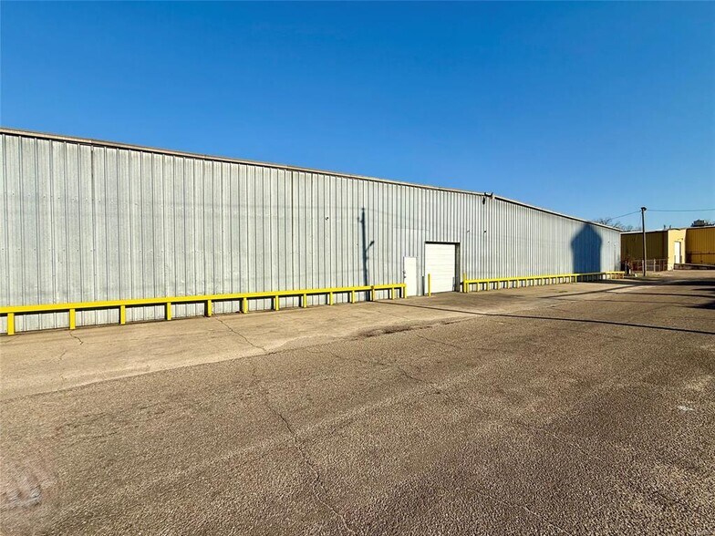 More Photos Of 2210 Alabama Ave, Selma Warehouse For Lease