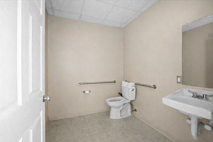 More Photos Of 210 Main St, Leicester Flex For Sale